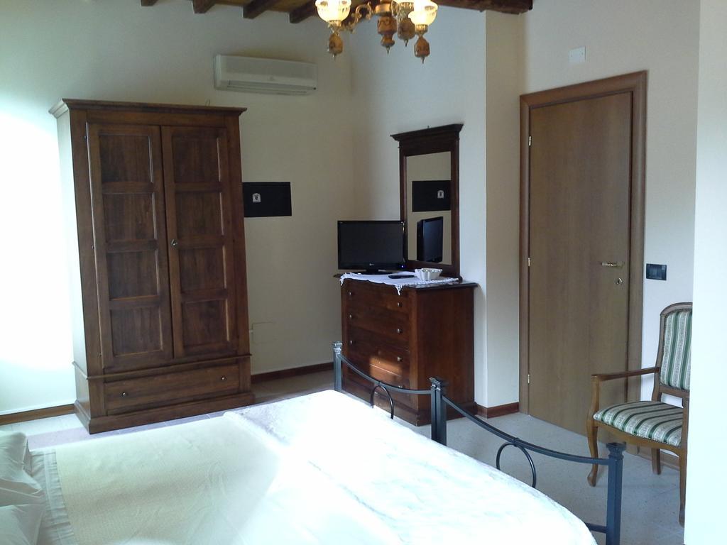 Le Stanze Sul Po Bed and Breakfast Φεράρα Δωμάτιο φωτογραφία